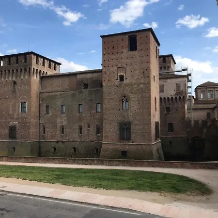 Castello E Lago *